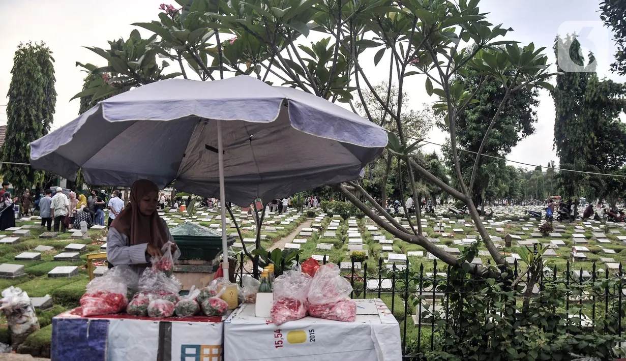 Di TPU Kemiri sendiri ada pedagang yang menjual keperluan ziarah seperti bunga-bungaan dan air. (merdeka.com/Iqbal S. Nugroho)