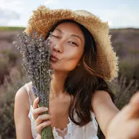 ilustrasi perempuan bahagia/Yanya/Shutterstock