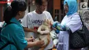 Petugas memeriksa hewan peliharaan kucing saat melakukan vaksinasi gratis di kawasan Sawah Besar, Jakarta, Kamis (3/9/2019). Sudin Ketahanan Pangan Kelautan dan Perikanan DKI Jakarta melakukan vaksinasi hewan secara gratis memperingati Hari Rabies Sedunia. (Liputan6.com/Immanuel Antonius)