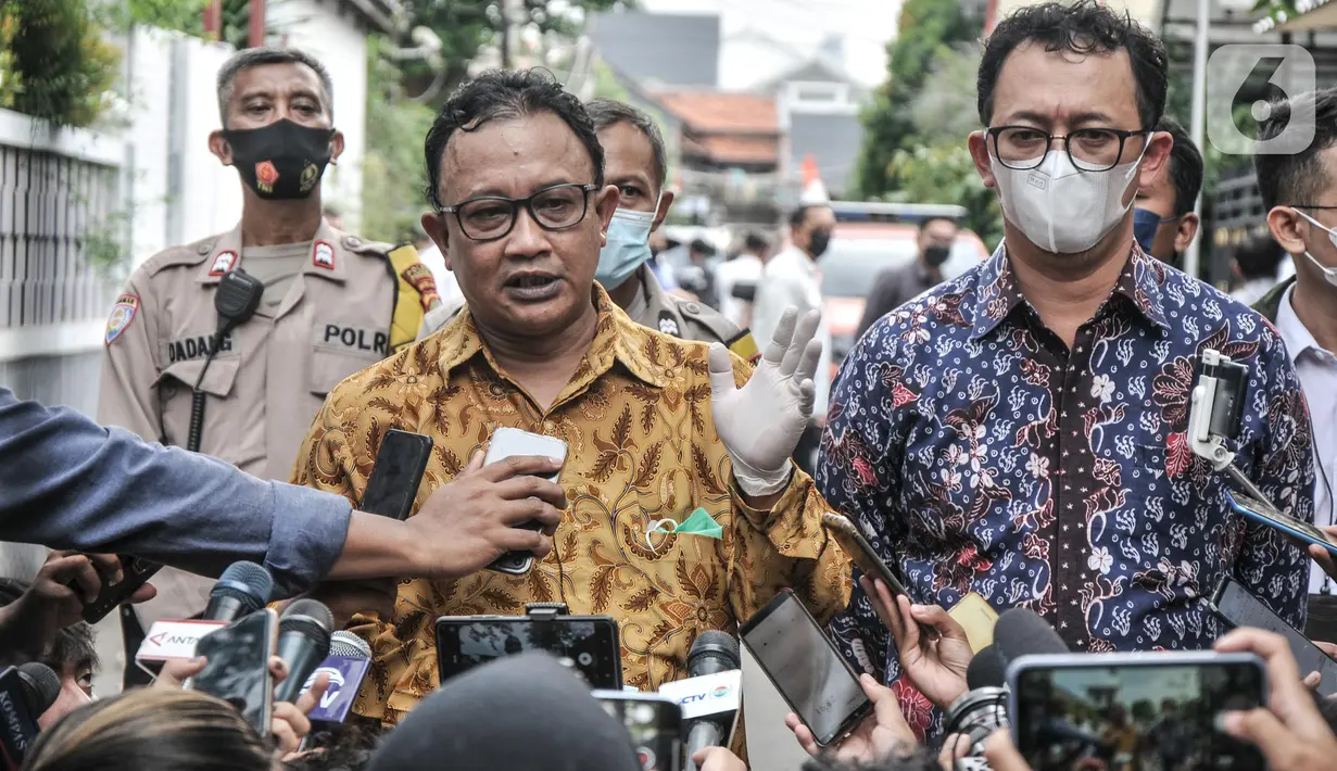 Dua komisioner Komnas Hak Asasi Manusia (HAM) Beka Ulung Hapsara (kanan) dan Choirul Anam (kiri) memberikan keterangan usai meninjau tempat kejadian perkara (TKP) kasus penembakan Brigadir Yosua Nofriansyah Hutabarat atau Brigadir J di rumah dinas eks Kadiv Propam Polri Irjen Ferdy Sambo, Duren Tiga, Jakarta Selatan, Senin (15/8/2022). Kedatangan dua komisioner Komnas HAM tersebut untuk mencocokkan data-data yang sudah dikumpulkan dengan kondisi di TKP. (merdeka.com/Iqbal S Nugroho)