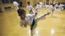 Mahiro Takano, anak perempuan asal Jepang berlatih karate di Nagaoka, Niigata, 18 November 2015. Hobi bela dirinya tersebut bahkan membuatnya tidak sempat menikmati masa bermain seperti anak-anak pada umumnya. (dailymail.co.uk)