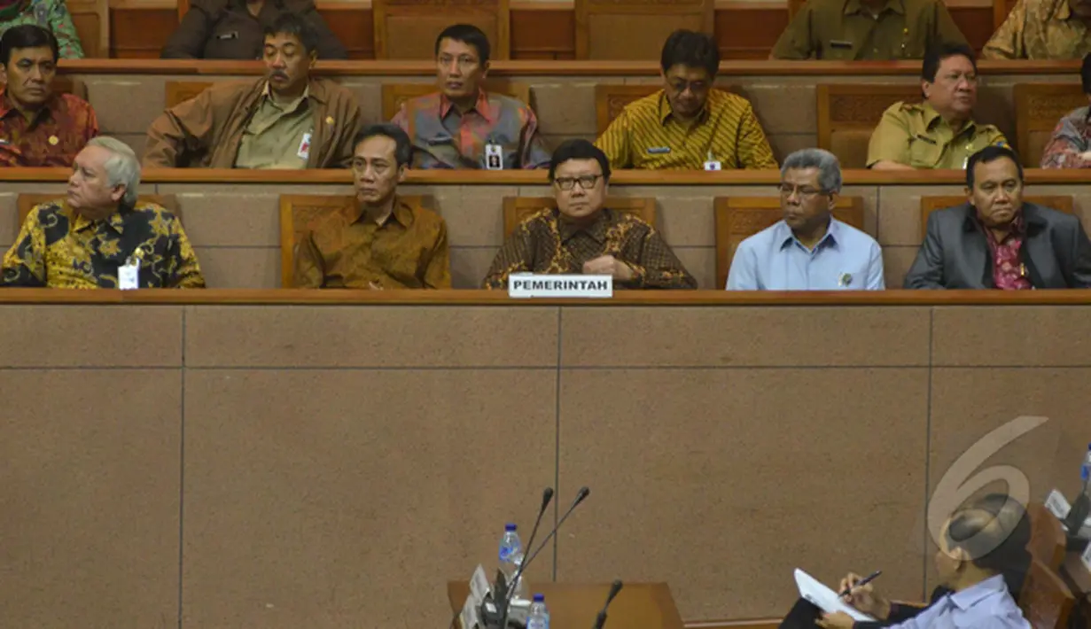  Menteri Dalam Negeri Tjahjo Kumolo (tengah) yang mewakili pemerintah saat menghadiri sidang paripurna di Gedung Nusantara II, Jakarta, Selasa (17/2/2015). Dalam rapat tersebut DPR mengesahkan revisi UU Pilkada dan UU Pemda. (Liputan6.com/Andrian M Tunay)