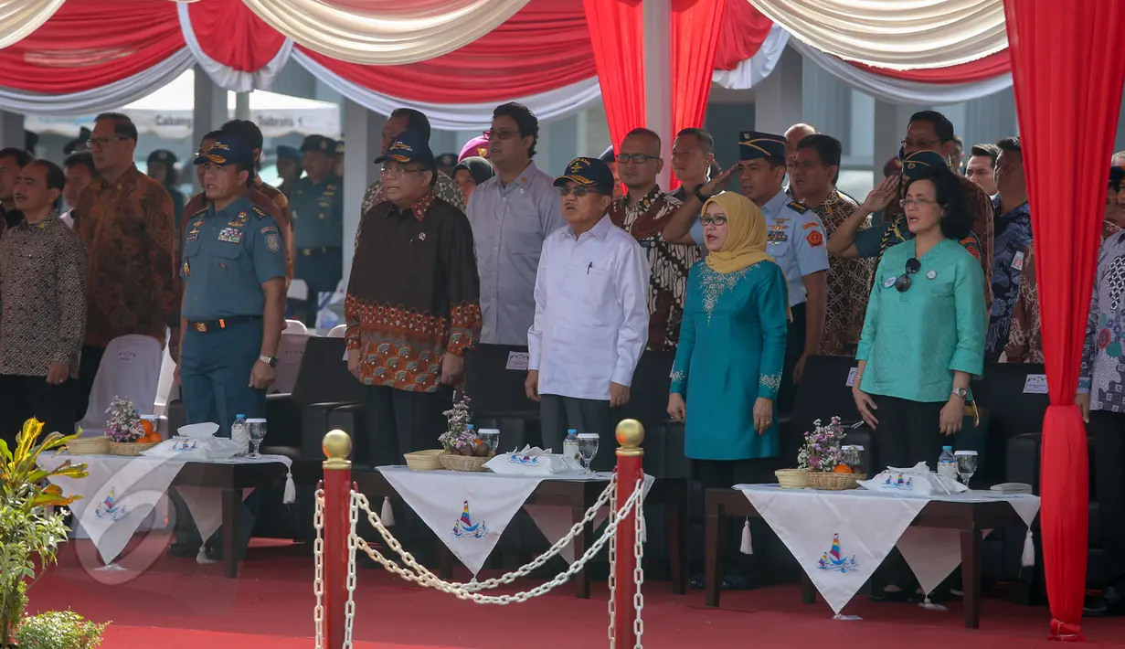 Wapres Jusuf Kalla (tengah) mengikuti pelepasan Ekspedisi Nusantara Jaya 2015 di Jakarta, Senin (1/6/2015). Ekpedisi tersebut mendorong terwujudnya tol laut yang diharapkan dapat memperkuat konektivitas antara pulau. (Liputan6.com/Faizal Fanani )