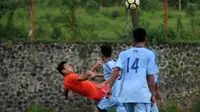 Striker Barito Putera, Samsul Arif, mencetak gol indah saat melawan Persema pada laga uji coba, Selasa (13/2/2018). (Bola.com/Iwan Setiawan)