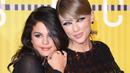 Selena Gomez dan Taylor Swift. (Foto: MARK RALSTON / AFP)