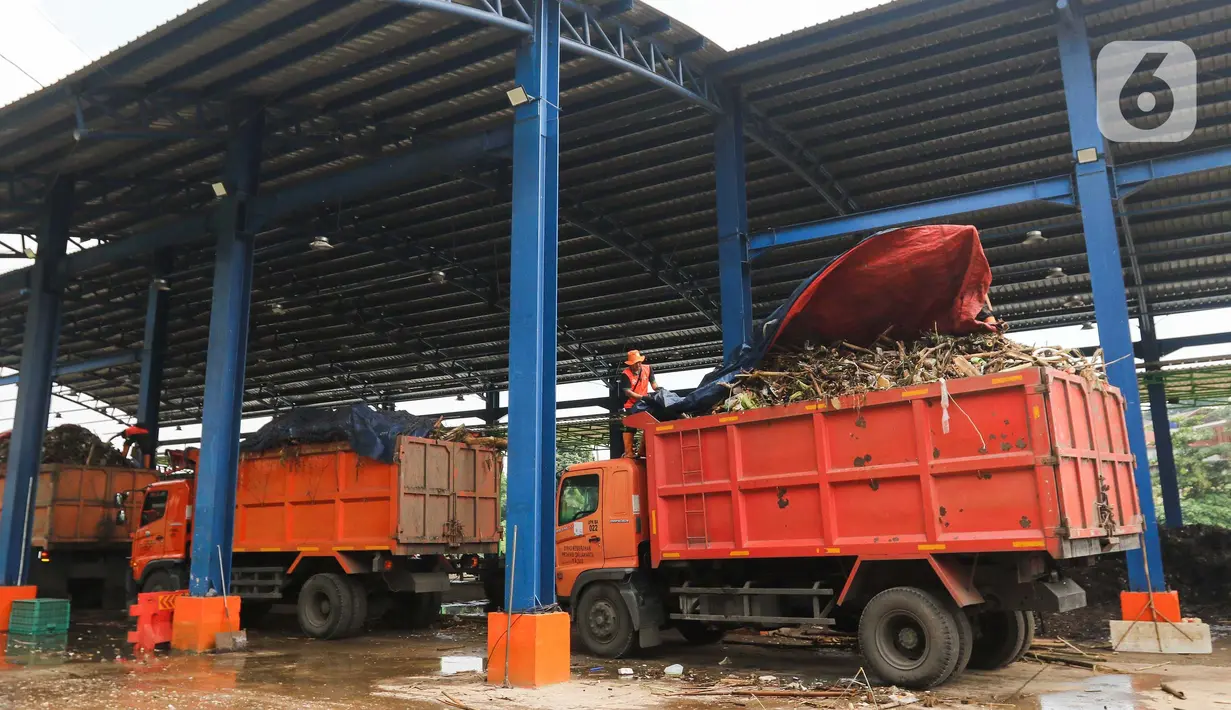Hingga saat ini, pembersihan masih terus berlangsung untuk mencegah efek bendung yang dapat menghambat aliran air. (Liputan6.com/Herman Zakharia)