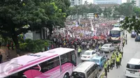 Suasana ketika massa dari Forum Honorer Kategori 2 (FHK2I) berunjuk rasa di seputaran Istana Kepresidenan, Jakarta, Rabu (10/2). Guru honorer dari seluruh Indonesia itu menuntut Pemerintah agar mengangkat mereka sebagai PNS. (Liputan6.com/Gempur M Surya)