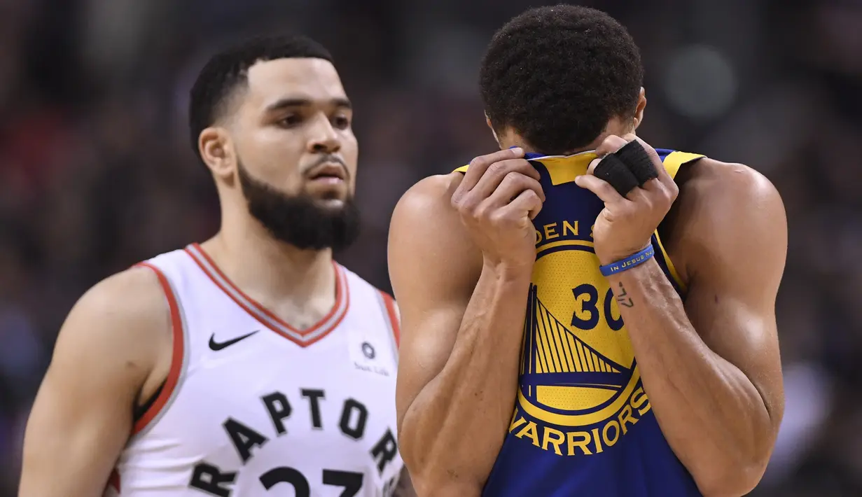 Pebasket Golden State Warriors, Stephen Curry, tampak kecewa usai dikalahkan Toronto Raptors pada laga Final NBA di Scotiabank Arena, Toronto, Kamis (30/5). Raptors menang 118-109 atas Warriors. (AP/Frank Gunn)
