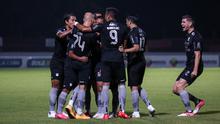 Sejumlah pemain Persib Bandung merayakan gol pertama ke gawang Bhayangkara FC yang dicetak Febri Hariyadi dalam laga pekan ke-7 BRI Liga 1 2021/2022 di Stadion Moch Soebroto, Magelang, Sabtu (16/10/2021). (Bola.com/Bagaskara Lazuardi)