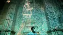 Seorang pria menghadiri pertunjukan Lisbon Under Stars di Reruntuhan Gereja Carmo di Lisbon, Portugal (26/8/2020). Pertunjukan ini akan berlangsung hingga 31 Oktober merupakan pertunjukan multidisiplin yang bertujuan untuk meningkatkan budaya dan warisan Lisbon. (Xinhua/Pedro Fiuza)