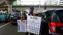 Saat menjelang tahun baru, para penjual aklender mulai menginvasi lampu merah di Indonesia. (Source: Ist)