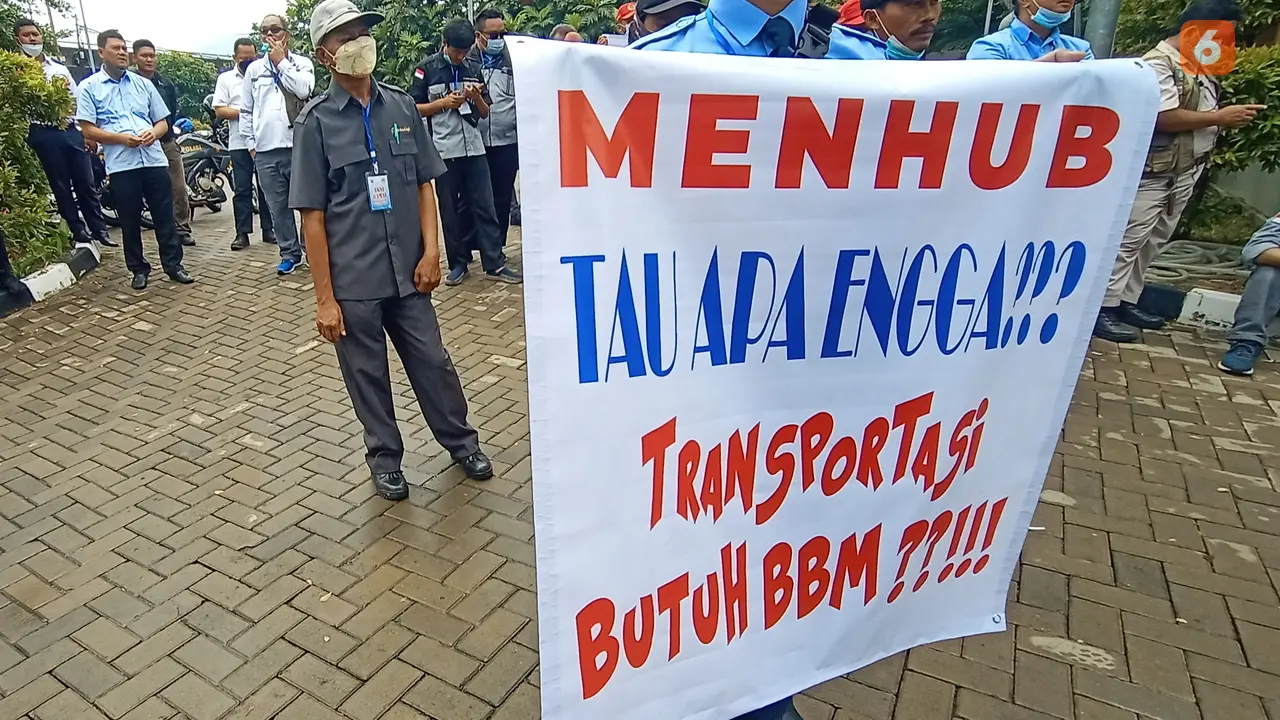Pekerja Dan Pengusaha Kapal Berdemonstrasi Tuntut Kenaikan Harga Tiket Penyebrangan, Imbas Kenaikan Harga BBM. (Kamis, 22/09/2022). (Yandhi Deslatama/Liputan6.com).