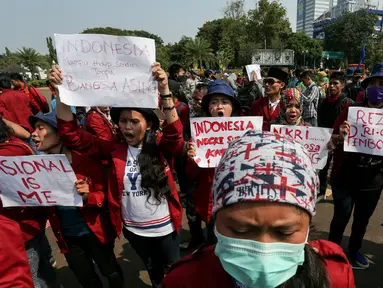 Ratusan mahasiswa dari gabungan sejumlah universitas melakukan unjuk rasa di depan Istana Merdeka, Jakarta, Rabu (20/5/2015). Massa berunjuk rasa menuntut kesejahteraan rakyat sekaligus memperingati Hari Kebangkitan Nasional. (Liputan6.com/Faizal Fanani)