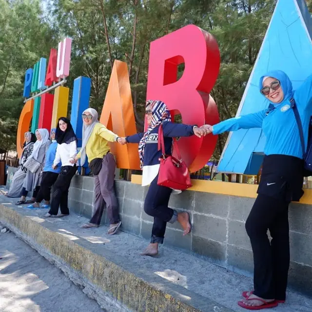 6 Potret Arumi Bachsin Menyelam Bareng Ibu PKK se-Madura, Seru Banget