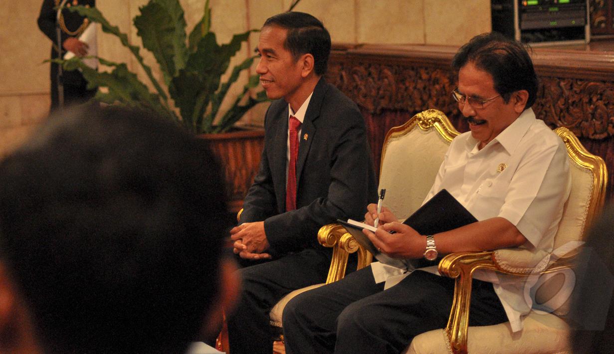 Presiden Joko Widodo (kiri) dan Menko Perekonomian Sofjan Djalil menerima Badan Pengurus Harian Himpunan Pengusaha Muda Indonesia  (BPH Hipmi) di Istana Negara, Jakarta, Senin (6/4/2015). (Liputan6.com/Faizal Fanani)