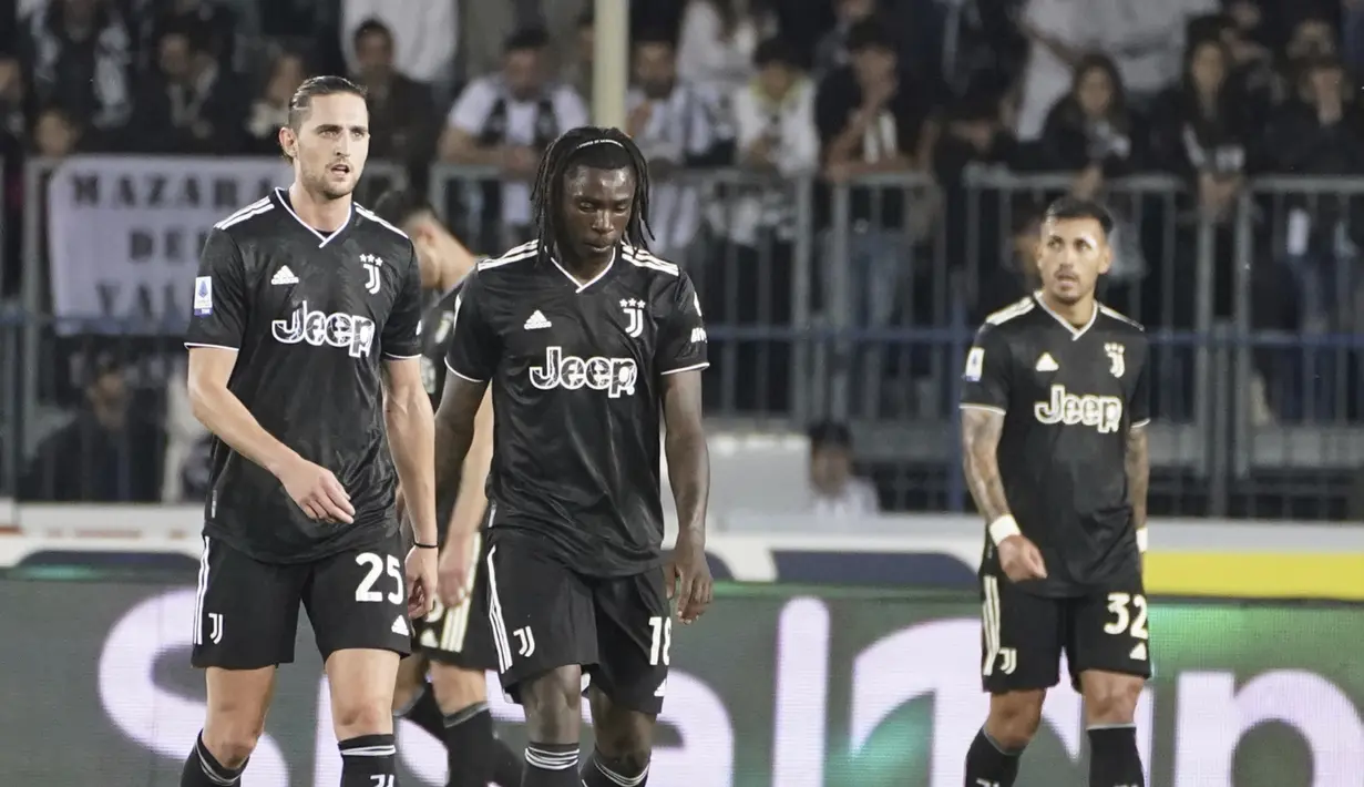 (Dari kiri) Pemain Juventus, Adrien Rabiot, Moise Kean, dan Leandro Paredes, kecewa setelah gol Empoli 4-1 pada laga tandang pekan ke-36 Liga Italia 2022/2023 di Stadio Carlo Castellani, Selasa (23/5/2023) WIB. (Marco Bucco/LaPresse via AP)
