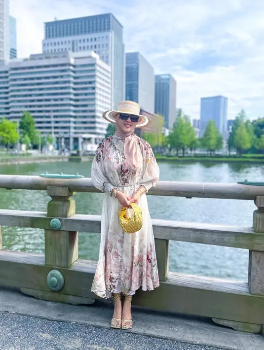 Berpose di samping jembatan, Syahrini tampil menawan dengan dress. Wanita 40 tahun itu tampak makin memesona dengan memakai topi. Kacamata yang dipakai istri Reino Barack ini membuatnya kian menawan.
(Liputan6.com/IG/@princessyahrini)