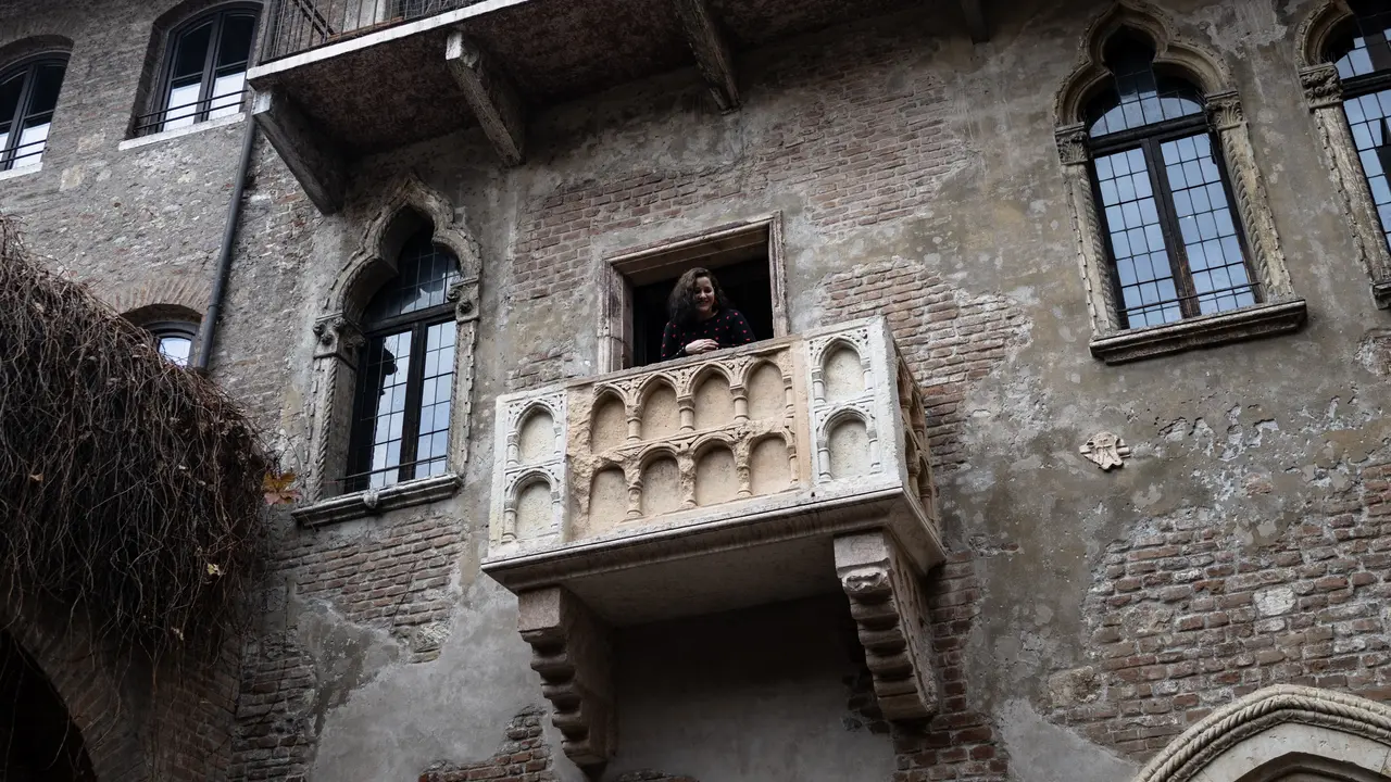 Balkon Juliet di Verona pada 3 Desember 2025. (MARCO BERTORELLO / AFP)