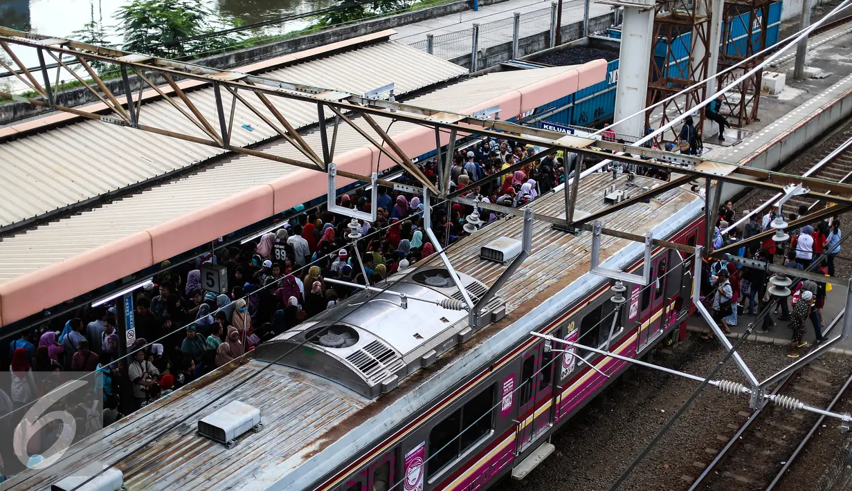 Puluhan calon penumpang memadati stasiun kereta api Tanah Abang, Jakarta, Senin (11/7). Awal kerja usai libur lebaran, puluhan calon penumpang memadati Stasiun Tanah Abang saat pulang kantor. (Liputan6.com/Faizal Fanani)