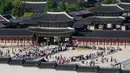 Penduduk Korea Selatan saat ini tengah merayakan Chuseok atau yang disebut-sebut hari Thanksgiving versi Korea. Perayaan ini tepatnya berlangsung pada hari ke-15 bulan kedelapan kalender lunar. (AP Photo/Ahn Young-joon)