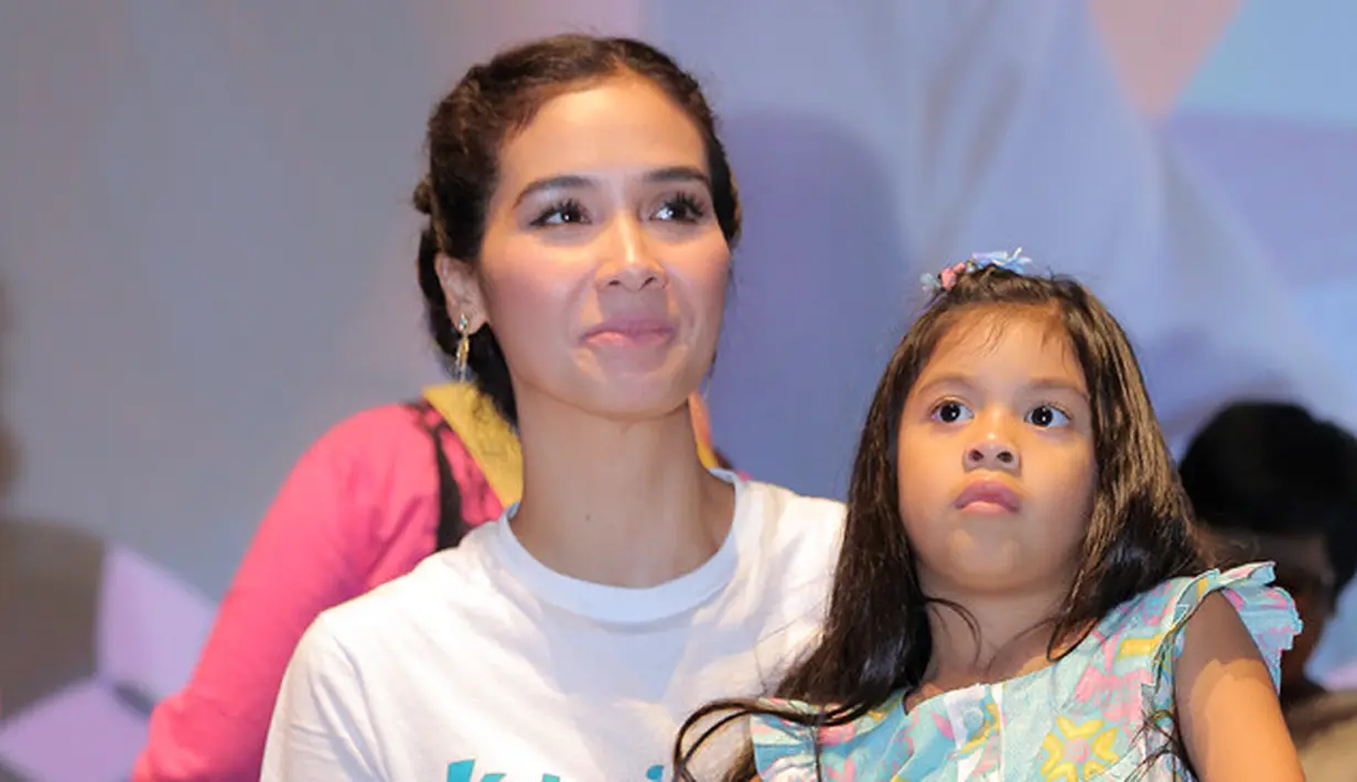 "Salah satu caranya dengan road trip karena sepanjang jalan itu bisa dilakukan komunikasi dengan anak. Di cerita ini yang tadinya mau road trip sama anaknya jadi bertiga sama keponakannya," ujarnya. (Deki Prayoga/Bintang.com)