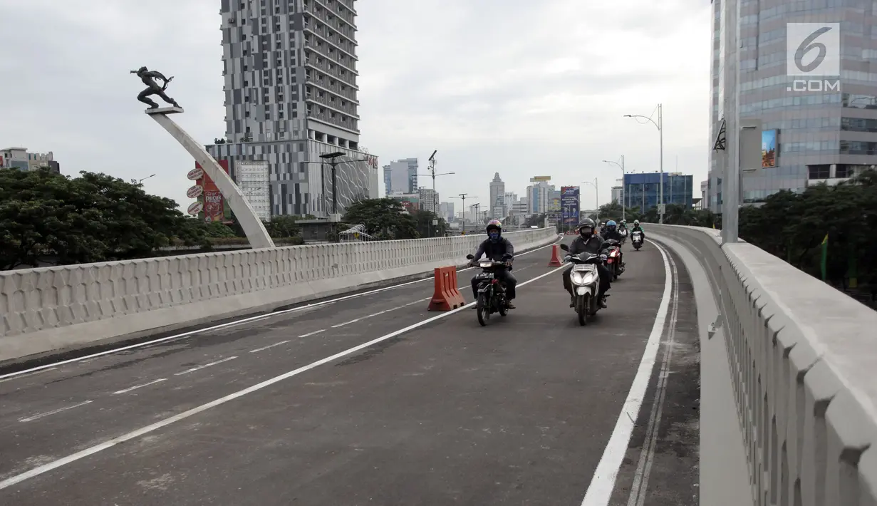 Pengendara motor melintasi flyover (jalan layang) Pancoran yang mulai dibuka untuk umum, Jakarta, Senin (15/1). Keberadaan Jalan layang Pancoran menghubungkan Jalan MT Haryono dari arah Cawang menuju Jalan Gatot Subroto. (Liputan6.com/Arya Manggala)