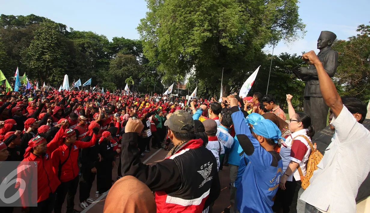 Ratusan buruh saat berorasi di Tugu Proklamasi, Jakarta, Jumat (20/11). Dalam aksinya buruh meminta Gubernur menaikan upah rata-rata Rp500ribu dan memberlakukan upah umum sektoral. (Liputan6.com/Immanuel Antonius)