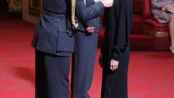 Pangeran William memberikan langsung medali kepada desaomer Victoria Beckham di Istana Buckingham di London, Inggris (19/4). Istri David Beckham ini terlihat tak bisa menyembunyikan perasaan bahagianya. (Yui Mok / PA via AP)