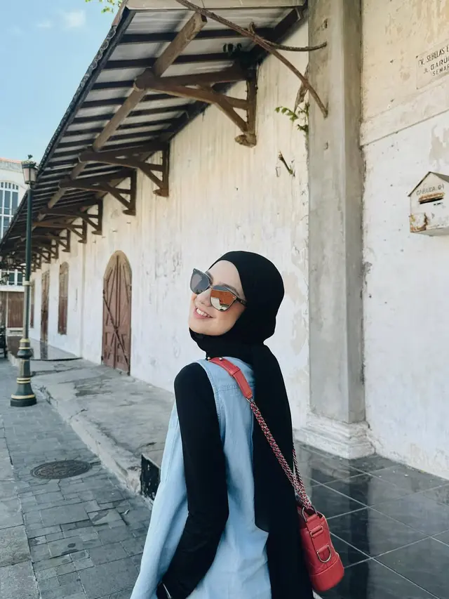 6 Potret Padu Padan Nashwa Zahira Pakai Baju Biru, Penampilan Stylish ala Gen Z