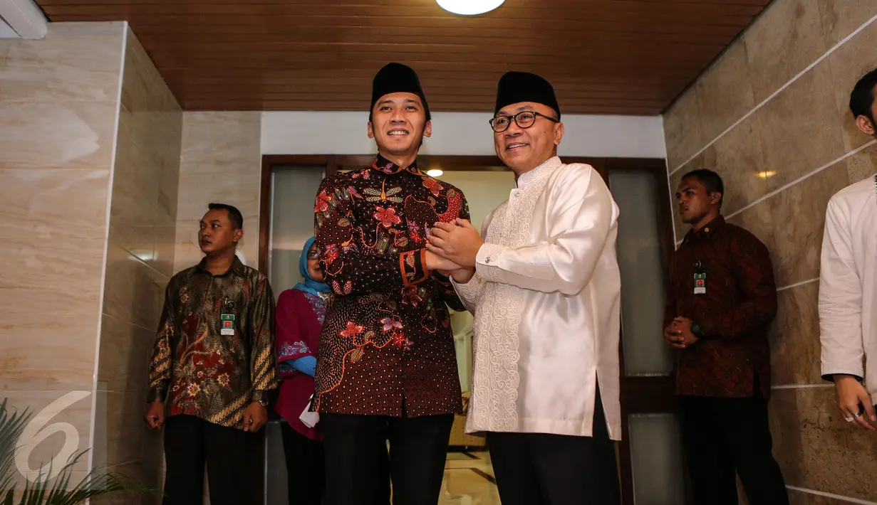 Edhie Baskoro (kiri) disambut Zulkifli Hasan saat menghadiri acara Buka Puasa Bersama di Rumah Dinas Ketua MPR RI, Jakarta, Senin (22/6/2015). Presiden dan sejumlah tokoh Parpol tampak hadir dalam acara tersebut. (Liputan6.com/Faizal Fanani)