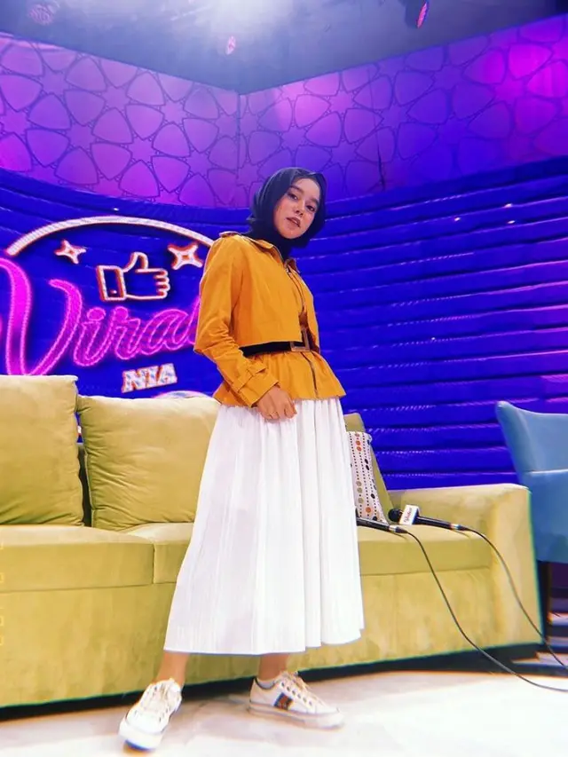 11 Inspirasi Padu Padan Baju Warna Mustard dari Febby Rastanty hingga Putri Marino
