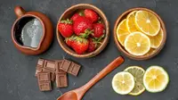Buah dan cokelat hitam merupakan makanan penutup ramah diabetes. (Foto: Freepik/KamranAydinov)