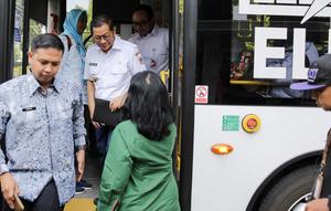 Gubernur Daerah Khusus Jakarta, Pramono Anung saat turun dari bus Transjakarta di kawasan Matraman, Jakarta, Rabu (30/4/2025). (Liputan6.com/Herman Zakharia)
