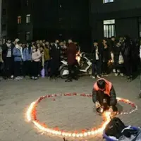 Maksud hati mau memberikan persembahan romantis, eh malah dibubarkan satpam kampus. Kasihan pria ini. (Foto: shanghaiist.com)