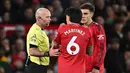Wasit yang memimpin pertandingan tersebut sempat menghentikan laga sementara untuk meninjau VAR. (AFP/Paul Ellis)
