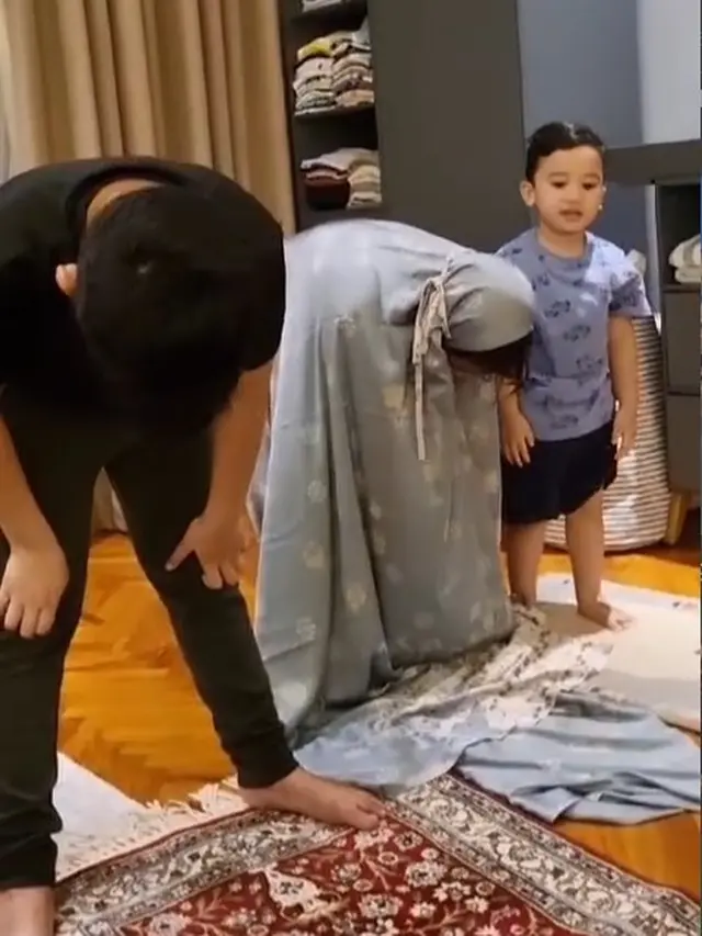 Anak Shiren dan Zaskia salat jamaah (Instagran/zaskiasungkar15)