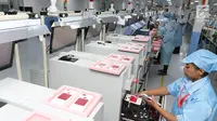 Sejumlah teknisi melakukan proses perakitan smartphone Xiaomi di pabrik PT. Sat Nusapersada, Batam, Senin (4/11). Kedua perusahaan tersebut menghasilkan produk-produk yang memenuhi Tingkat Konten Domestik (TKDN). (Liputan6.com/Fery Pradolo)