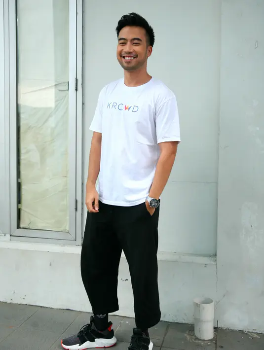 Mengingat waktu yang tidak sebentar, Vidi mengaku akan terlebih dulu melepas masa lajang sebelum melanjutkan S3. (Nurwahyunan/Bintang.com)