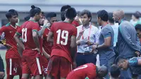 Pelatih Timnas Indonesia, Luis Milla memberikan arahan kepada anak asuhnya saat melawan Fiji pada laga persahabatan di Stadion Patriot, Bekasi, Sabtu, (2/9/2017). Skor berakhir imbang 0-0. (Bola.com/M Iqbal Ichsan)