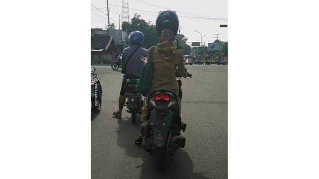 6 Kelakuan Cewek saat Pakai Helm di Jalan Ini Kocak