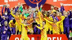 Para pemain Barcelona melakukan selebrasi usai menjuarai Copa del Rey di Stadion Olimpico de Sevilla, Minggu (18/4/2021). Barcelona menang 4-0 atas Athletic Bilbao. (AFP)