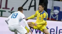 Pemain timnas Ukraina, Andriy Yarmolenko (kanan) mendapat penjagaan ketat pemain Slovenia, Dominic Maroh, pada play-off Piala Eropa 2016, di Maribor (17/11/2015). Yarmolenko berselisih dengan rekan setimnya, Taras Stepanenko.  (EPA/Antonio Bat)