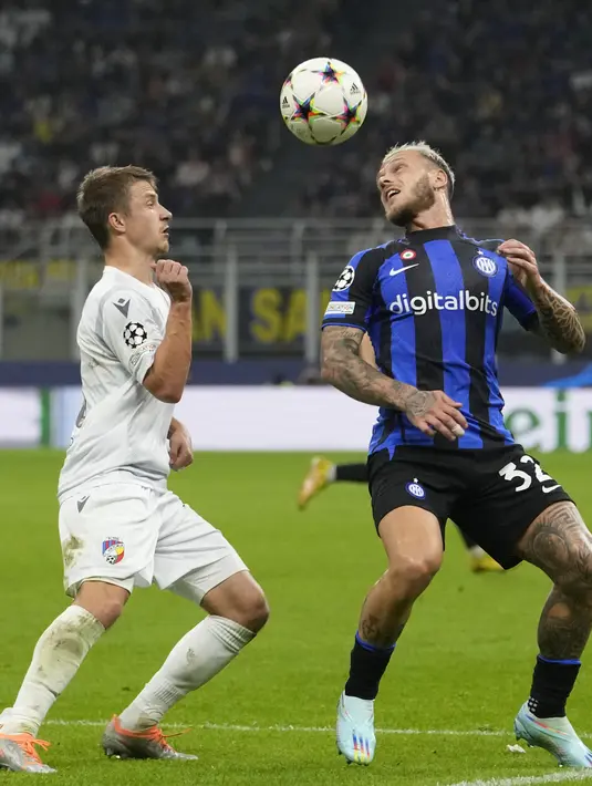 Gelandang Viktoria Plzen Adam Vlkanova berebut bola dengan  bek Inter Milan Federico Dimarco pada laga matchday 5 Grup C Liga Champions 2022/2023 di Giuseppe Meazza, Kamis (27/10/2022) dini hari WIB. Kemenangan ini membawa Inter Milan menempati peringkat dua klasemen grup dengan poin 10 dan memastikan lolos ke babak 16 besar. (AP Photo/Luca Bruno)