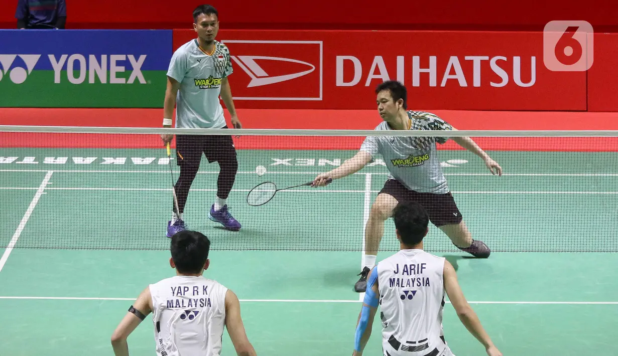 Mohammad Ahsan/Hendra Setiawan gagal menandingi pasangan negeri jiran di poin-poin kritis saat laga babak 16 Besar Daihatsu Indonesia Masters 2025. (Liputan6.com/Herman Zakharia)