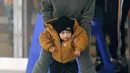 Mengingat pengalamannya denga North West dan Saint West, ia melakukannya sendiri dan merasa dekat dengan anaknya. (Brewer - Prahl - Splash News - HollywoodLife)