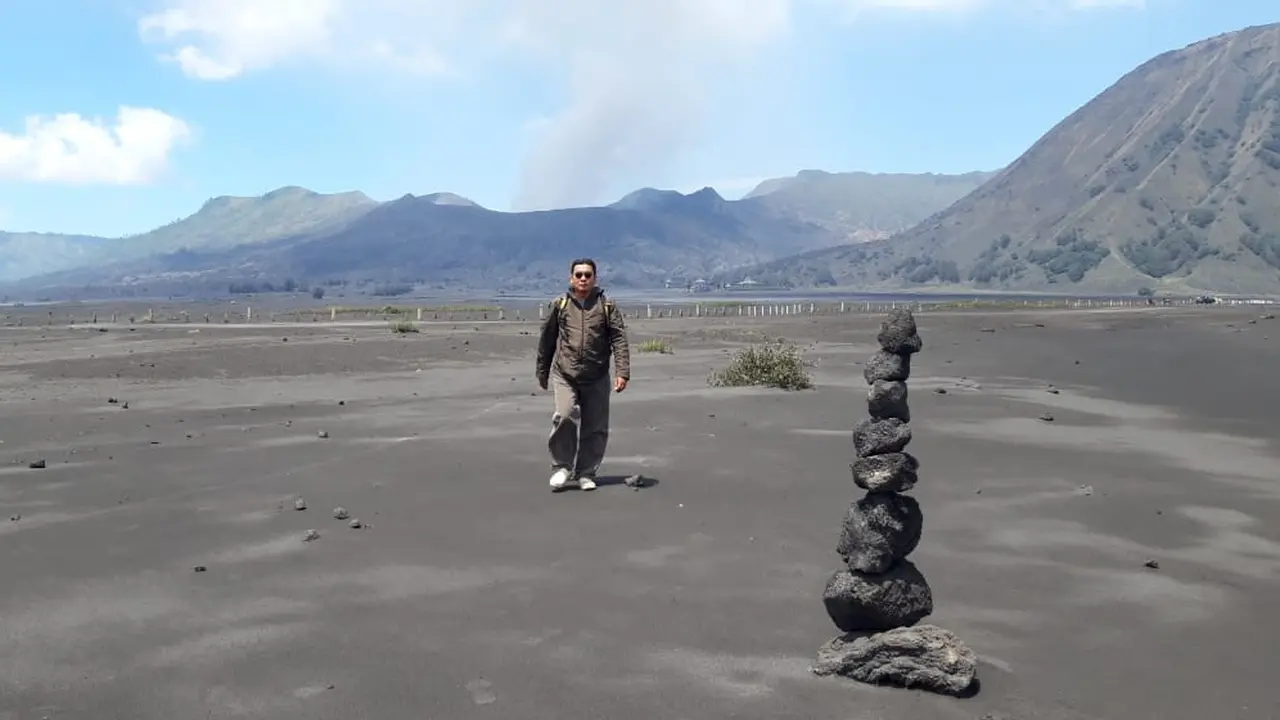 gunung bromo keluarkan asap putih (Dian Kurniawan/Liputan6.com)