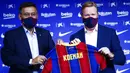 Presiden Barcelona, Josep Maria Bartomeu foto bersama pelatih baru Barcelona, Ronald Koeman, saat acara perkenalan di Barcelona, Rabu (20/8/2020). Koeman resmi menjadi pelatih Barcelona untuk dua tahun kedepan. (AP/Joan Monfort)