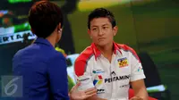 Pebalap Indonesia yang turun di ajang GP2 Series, Rio Haryanto saat mengunjungi SCTV Tower di bilangan Senayan, Jakarta, Jumat (31/7/2015). Tampak, Rio Haryanto (kanan) saat melakukan wawancara dengan SCTV. (Liputan6.com/Helmi Fithriansyah)