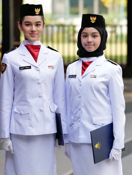 Selain anak Ayu Azhari, dua putri dari aktor Rionaldo Stockhorst juga bertugas saat upacara peringatan HUT ke-79 RI. [@rio stokhorst].