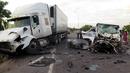 Sebuah van yang membawa rombongan pengantin menuju ke pesta pernikahan bertabrakan dengan truk kontainer di Quang Nam, Vietnam, Senin (30/7). Sedikitnya 14 orang dalam satu keluarga termasuk pengantin pria tewas seketika. (VIETNAM NEWS AGENCY/AFP)